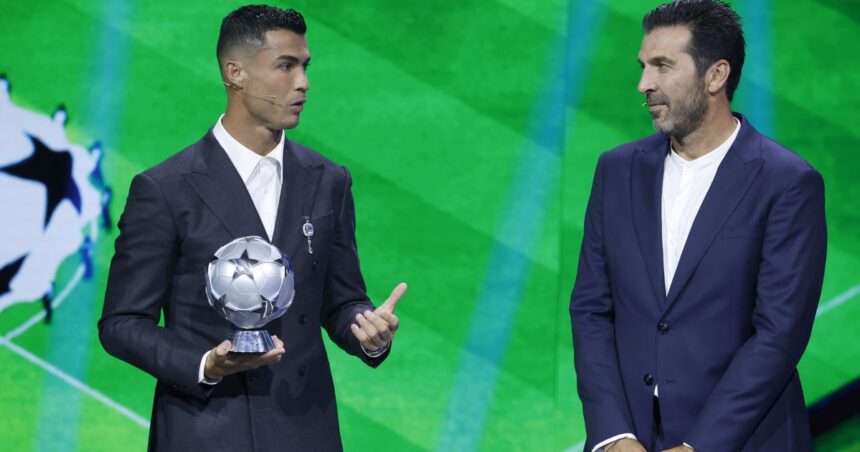 cristiano-ronaldo-y-un-guino-en-el-sorteo-de-la-nueva-champions-league:-“¿volver-a-jugarla?-por-que-no…”