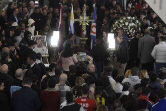 Sentido último adiós a Juan Izquierdo: con hinchas de Peñarol y de todos los clubes uruguayos, una multitud asistió al funeral del jugador de Nacional