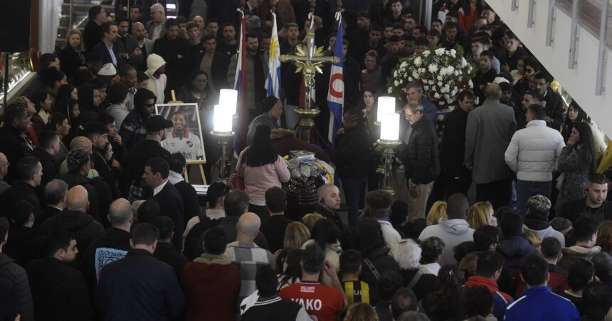 sentido-ultimo-adios-a-juan-izquierdo:-con-hinchas-de-penarol-y-de-todos-los-clubes-uruguayos,-una-multitud-asistio-al-funeral-del-jugador-de-nacional