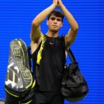 carlos-alcaraz,-irreconocible-y-eliminado-pidiendo-perdon-en-el-us-open:-van-de-zandschulp-le-dio-una-paliza-al-3°-del-mundo