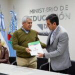 educacion-y-ajalar-firman-convenios-para-frenar-la-ludopatia-en-alumnos