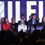 interna-oficialista:-uno-a-uno-como-fueron-desplazados-los-libertarios-de-la-foto-del-primer-festejo-electoral-de-milei