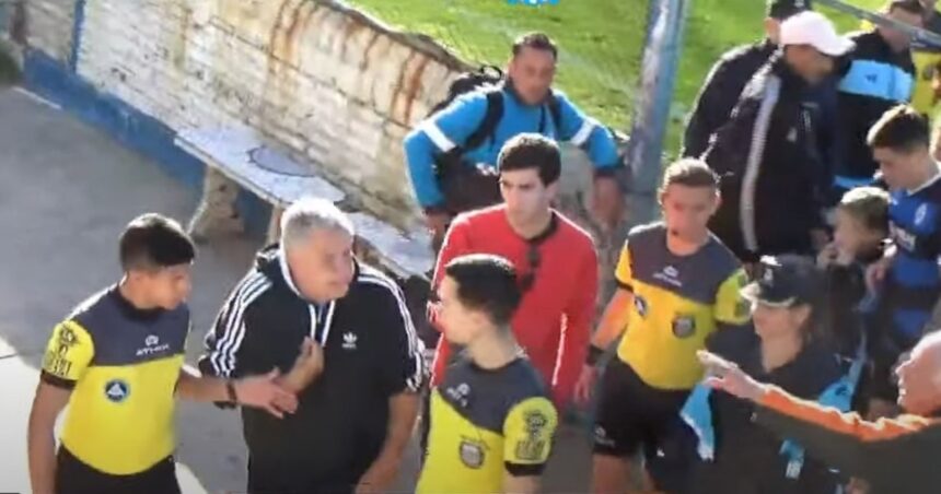 “¡quiero-saber-por-que-me-rajas!”:-el-ataque-de-furia-del-periodista-y-dt-luis-ventura-con-un-arbitro-en-un-partido-de-futbol-del-ascenso