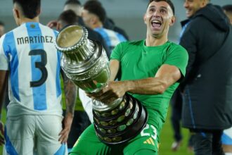 Dibu Martínez lo hizo otra vez: reeditó el festejo adolescente del Mundial, pero con la réplica de la Copa América