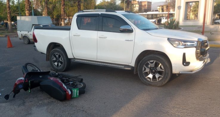 Accidente entre camioneta y motocicleta en el Portal de San Nicolás