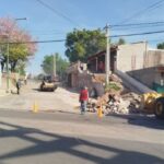 Construyó cocheras en la vereda y la municipalidad las demolió