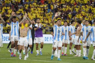 Argentina sufrió a Colombia en el calor de Barranquilla y se llevó una derrota que duele pero que no complica en las Eliminatorias al Mundial