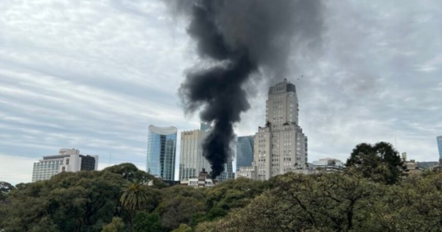 Voraz incendio en Retiro: se prendieron fuego los equipos de aire acondicionado de una torre