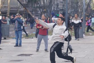 marcha-contra-el-veto-a-las-jubilaciones:-hubo-incidentes,-pero-el-protocolo-de-seguridad-volvio-a-funcionar-para-frenar-la-movilizacion