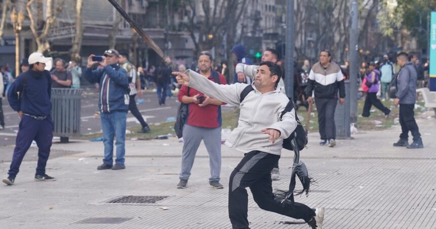 marcha-contra-el-veto-a-las-jubilaciones:-hubo-incidentes,-pero-el-protocolo-de-seguridad-volvio-a-funcionar-para-frenar-la-movilizacion