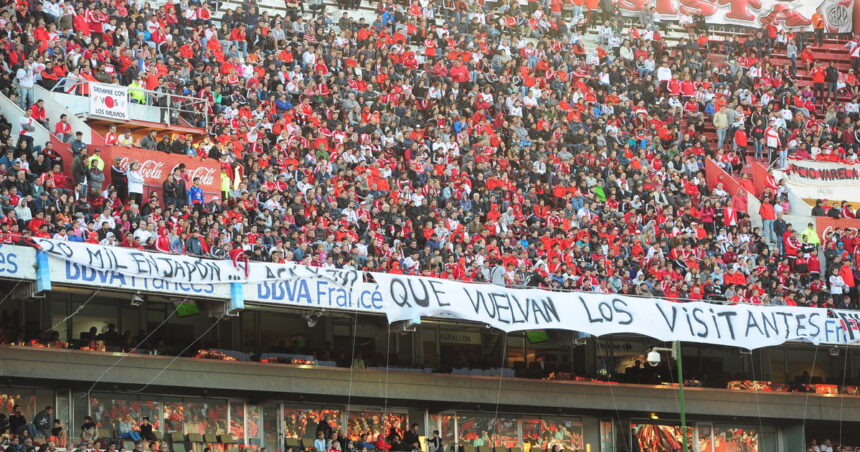 requiem-para-el-sueno-de-la-vuelta-de-los-hinchas-visitantes-en-el-futbol-argentino:-nadie-lo-debate-en-la-liga-profesional-ni-el-ascenso