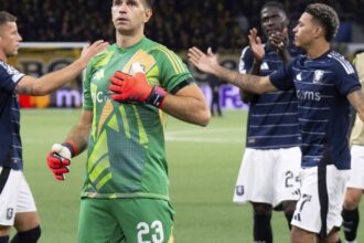 Dibu Martínez mantuvo la valla invicta y el Aston Villa volvió a la Champions League con un triunfazo de visitante luego de 41 años