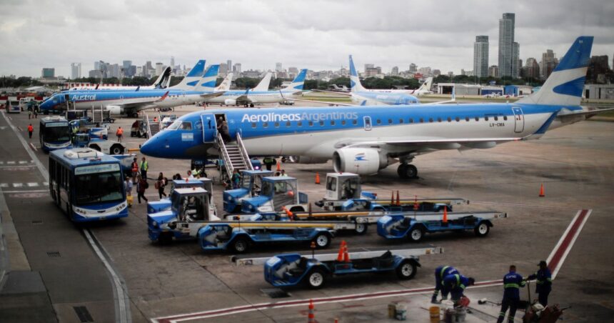 tras-echar-a-tres-pilotos-afiliados-a-apla,-aerolineas-devolvio-el-embraer-con-pilotos-brasilenos