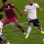 polemica-en-colo-colo-vs-river:-difunden-el-audio-del-var-del-pisoton-de-borja-y-explican-por-que-no-llamaron-al-arbitro-raphael-claus