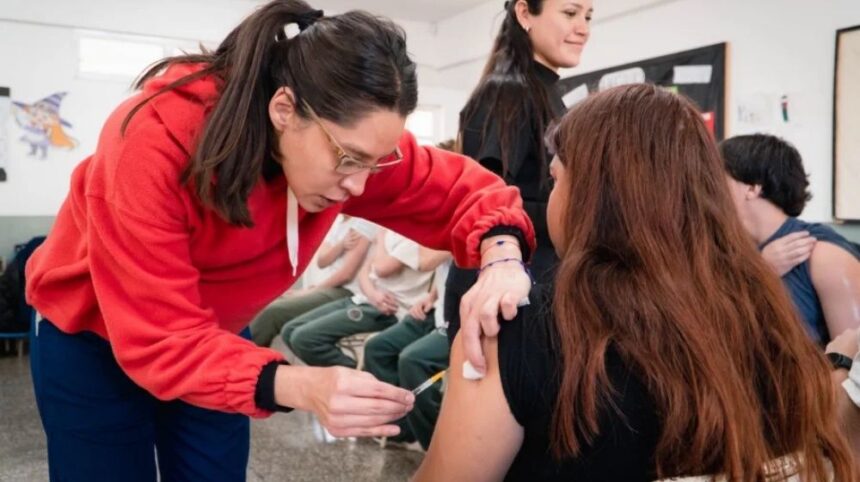 la-rioja-amplia-la-vacunacion-gratuita-contra-el-dengue-a-jovenes-de-hasta-25-anos