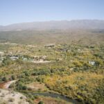 este-pueblo-poco-conocido-de-argentina-tiene-cerros-formados-por-volcanes-y-paisajes-con-aguas-cristalinas:-donde-queda-y-que-se-puede-hacer