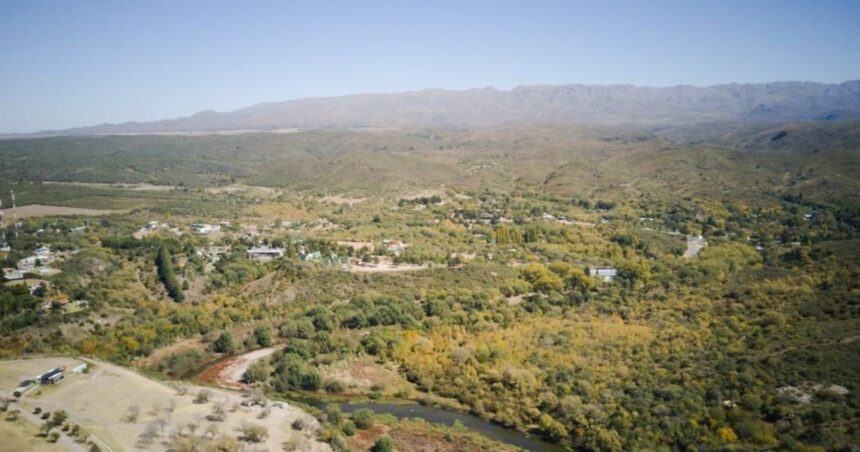 este-pueblo-poco-conocido-de-argentina-tiene-cerros-formados-por-volcanes-y-paisajes-con-aguas-cristalinas:-donde-queda-y-que-se-puede-hacer