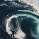 la-impresionante-ola-de-seis-metros-que-casi-mata-a-un-surfista-en-tasmania