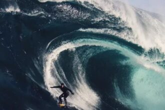 La impresionante ola de seis metros que casi mata a un surfista en Tasmania