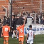 primera-c:-la-barra-de-claypole-cruzo-la-cancha-para-agredir-a-los-dirigentes-de-berazategui-y-un-hombre-en-silla-de-ruedas-quedo-en-medio-del-ataque