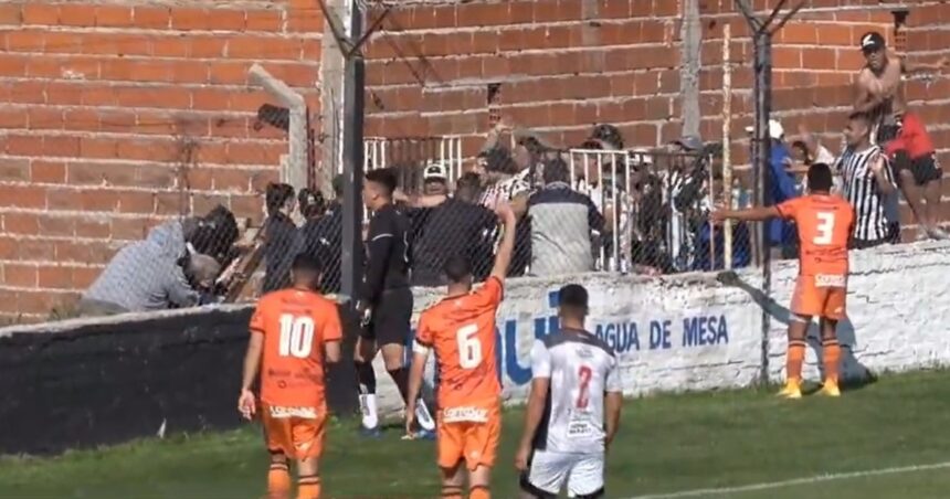 primera-c:-la-barra-de-claypole-cruzo-la-cancha-para-agredir-a-los-dirigentes-de-berazategui-y-un-hombre-en-silla-de-ruedas-quedo-en-medio-del-ataque