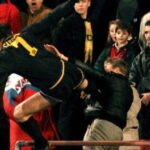 de-la-legendaria-patada-voladora-de-cantona-a-la-reaccion-de-chiquito-romero:-historias-de-batallas-campales-de-jugadores-contra-hinchas