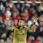 river-vs-colo-colo,-por-la-copa-libertadores:-arturo-vidal-paso-de-los-gestos-a-los-hinchas-a-una-‘siesta’-en-el-gol-de-colidio-y-el-ridiculo-ante-armani