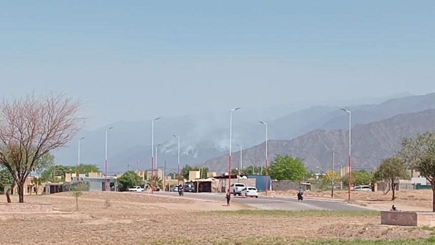 se-reactiva-el-incendio-en-el-cordon-del-velasco-y-refuerzan-las-tareas-de-contencion