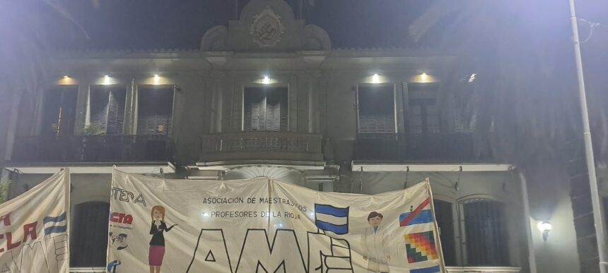 marcha-multitudinaria-de-docentes-en-la-capital-y-en-el-interior