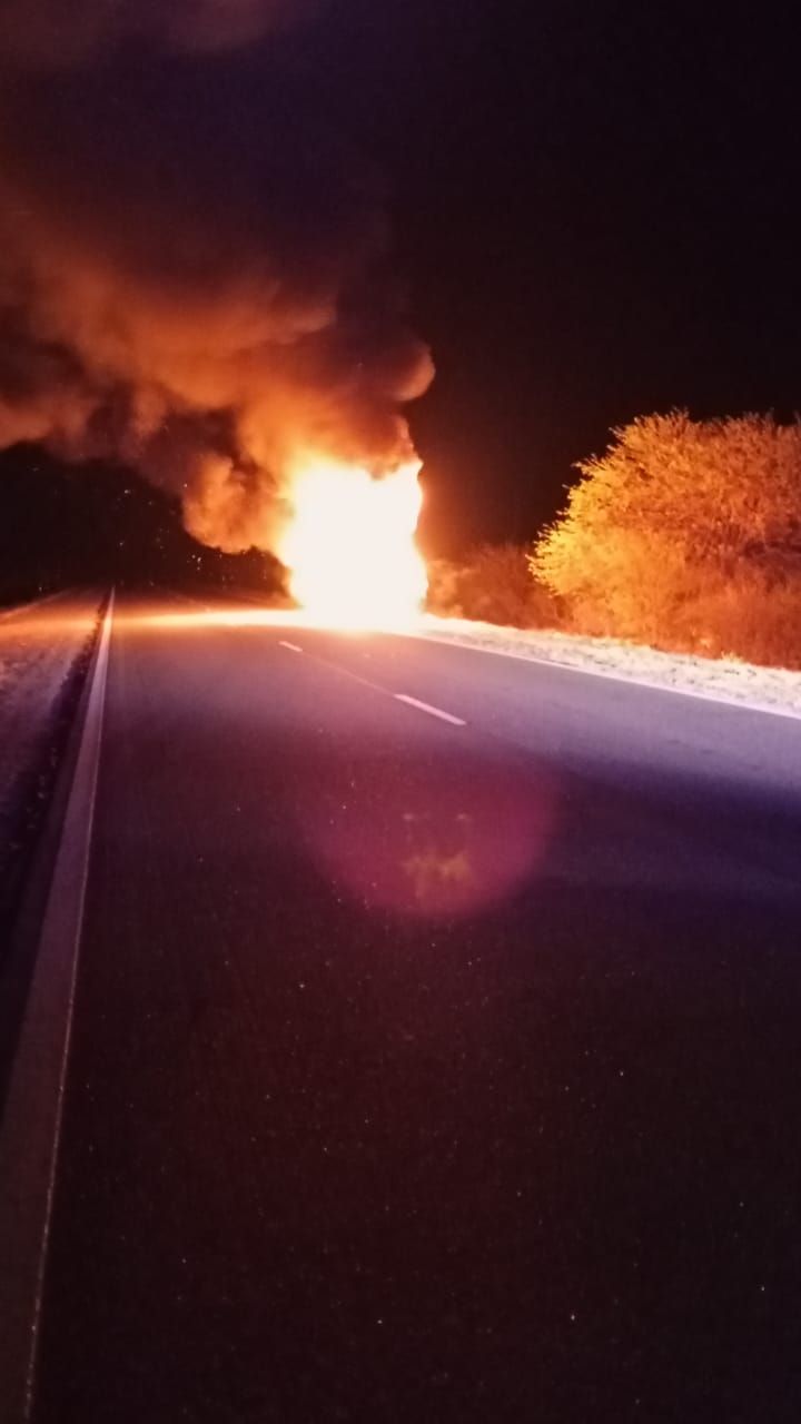 milagro:-una-camioneta-se-incendio-en-cercanias-de-la-terminal-de-omnibus