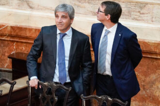 diputados:-la-oposicion-exige-que-luis-caputo-vaya-a-explicar-el-presupuesto-2025