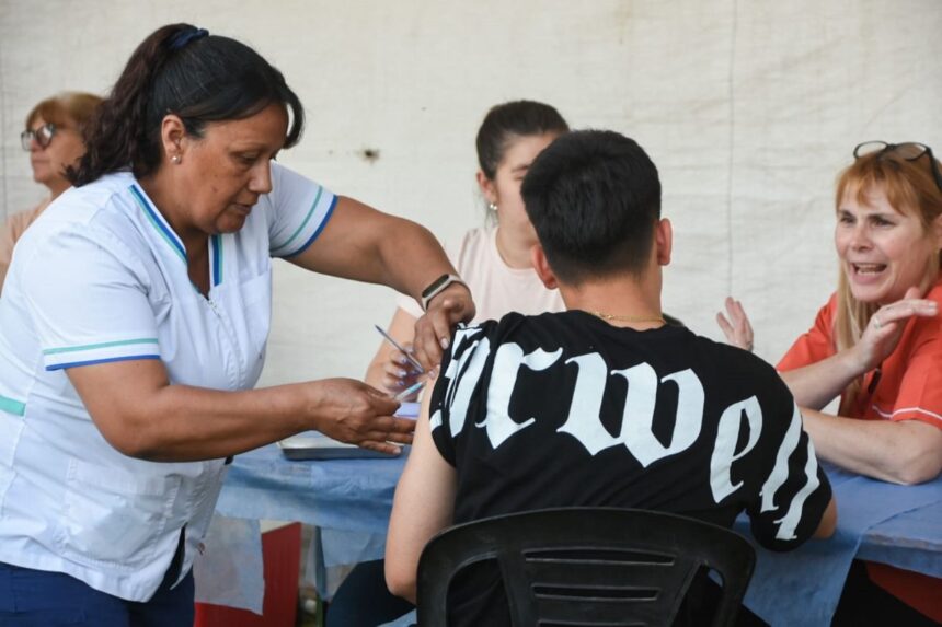 el-ministerio-de-salud-vacuno-a-mas-de-500-jovenes-contra-el-dengue-en-los-parques-de-la-ciudad-y-de-las-juventudes