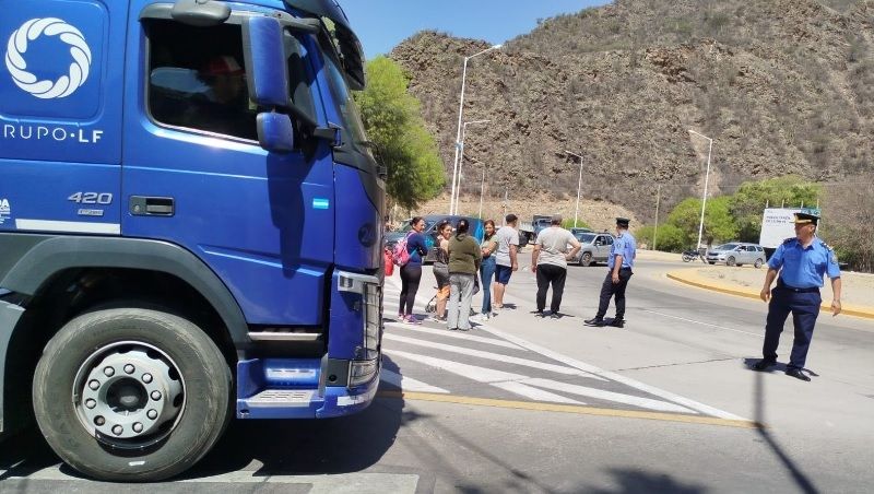 por-falta-de-agua,-vecinos-cortaron-ruta-n°-75