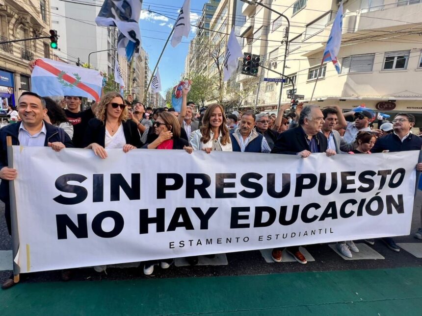 el-gobernador-riojano-junto-a-funcionarios-marchan-bajo-el-lema:-“sin-presupuesto-no-hay-educacion”