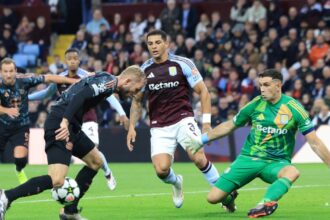 Las brillantes atajadas del Dibu Martínez en el Aston Villa, que dio el batacazo y le ganó al Bayern Múnich por la Champions League