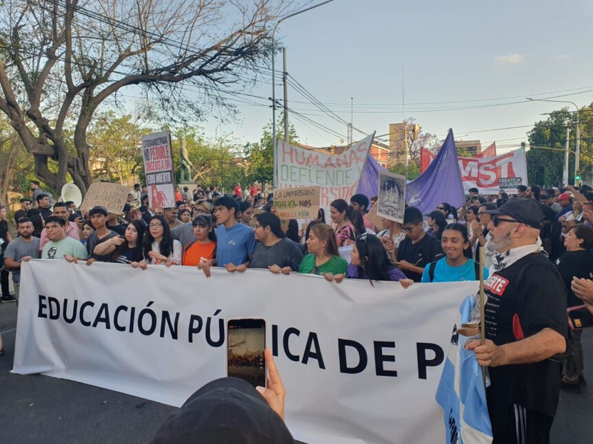 masiva-marcha-de-estudiantes-universitarios-en-la-capital-riojana