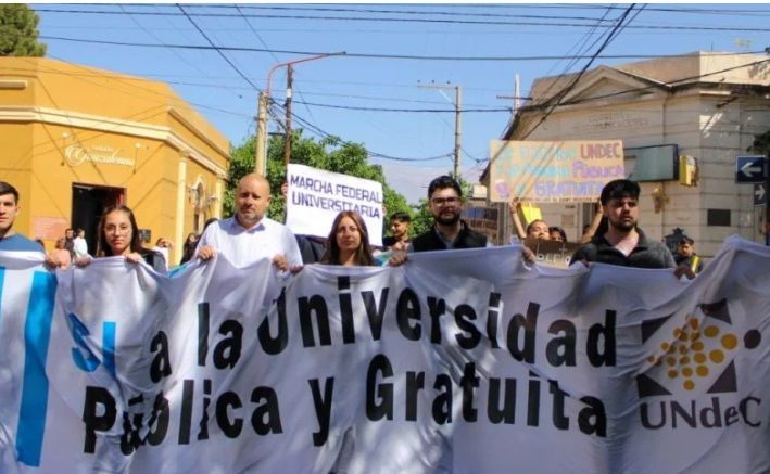 chilecito:-gran-adhesion-a-la-marcha-en-defensa-de-las-universidades