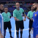 “les-vamos-a-ganar-igual”:-el-tenso-cruce-en-el-sorteo-entre-los-capitanes-de-argentina-y-francia,-en-el-mundial-de-futsal-de-uzbekistan-2024