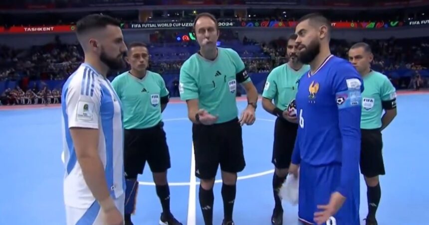 “les-vamos-a-ganar-igual”:-el-tenso-cruce-en-el-sorteo-entre-los-capitanes-de-argentina-y-francia,-en-el-mundial-de-futsal-de-uzbekistan-2024