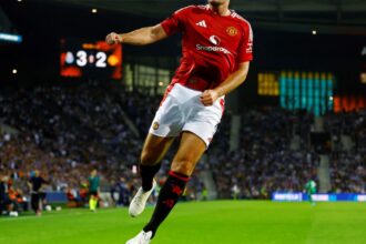 Harry Maguire entró por Lisandro Martínez y rescató al Manchester United de una derrota en Portugal por la Europa League