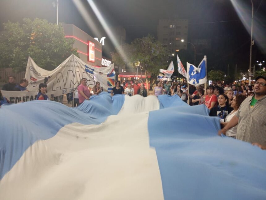 nueva-marcha-docente-en-la-plaza-25-de-mayo:-“nos-preguntamos-en-donde-se-mete-el-gobernador-que-no-da-la-cara-a-la-sociedad-riojana”