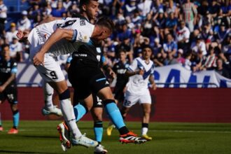 Vélez le ganó a Racing con un cabezazo de Braian Romero sobre el final y mira a todos desde la cima de la Liga Profesional