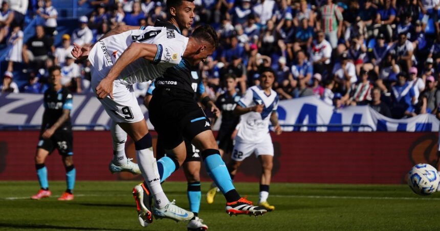 velez-le-gano-a-racing-con-un-cabezazo-de-braian-romero-sobre-el-final-y-mira-a-todos-desde-la-cima-de-la-liga-profesional