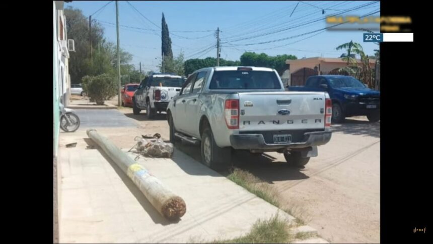 chepes:-camioneta-con-danos-por-caida-de-poste