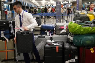 Tras la semana de paros salvajes, el Gobierno se vuelve a reunir con los gremios aeronáuticos