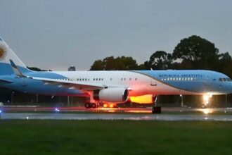 El avión presidencial llegaría en un mes tras la revisión y Milei viaja en un vuelo privado a Miami para ver a Trump