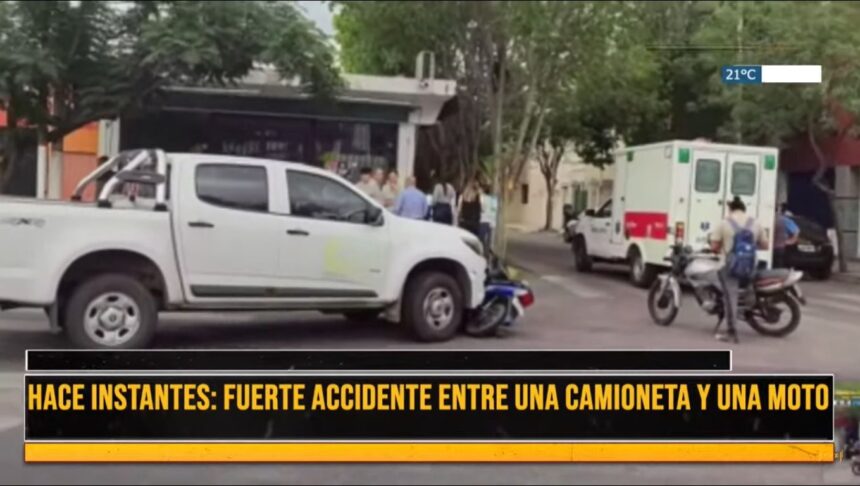 Fuerte accidente entre una camioneta y una moto