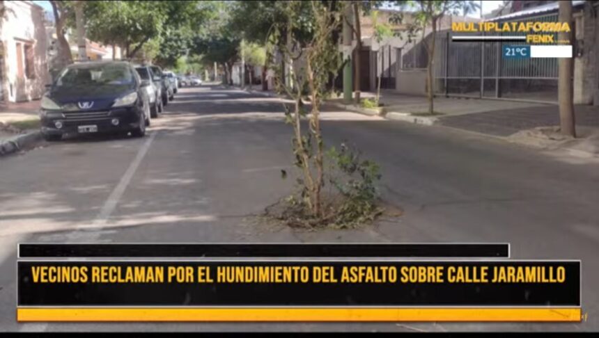 Vecinos reclaman por el hundimiento de asfalto sobre calle Jaramillo