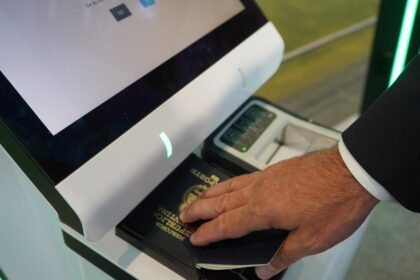 Agilizan el paso por Migraciones con un sistema que reduce al mínimo el riesgo de ingresos con pasaportes falsos