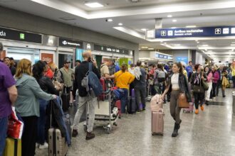 Agencias de viajes de Uruguay suspenden la venta de pasajes de Aerolíneas y recomiendan no comprar tickets